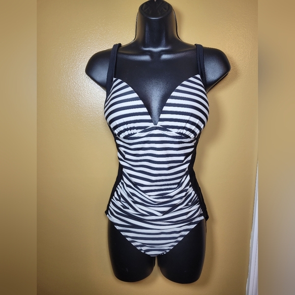 Jaclyn Smith Black and White Striped Flattering Ruching One Piece Swim sz 10 - Picture 1 of 13